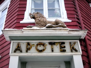Den gamle apotekergården med løve over inngangsdøren er nå fredet.