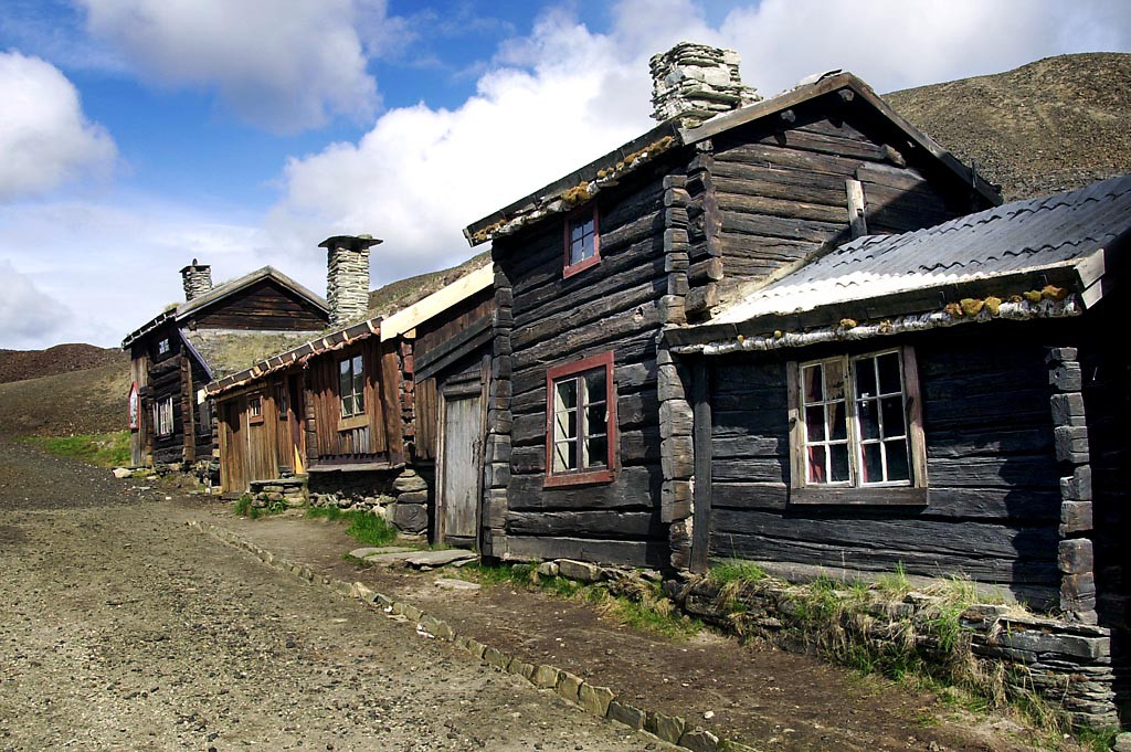 I sleggveien står flere fredete hus som viser hvordan gruvearbeidere og håndverkere bodde i gamle dager. Slegghaugen Sleggveien Smelthytta Museet