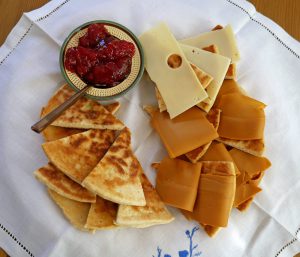 Pjalt kan serveres påsmurt med ost eller med syltetøy.