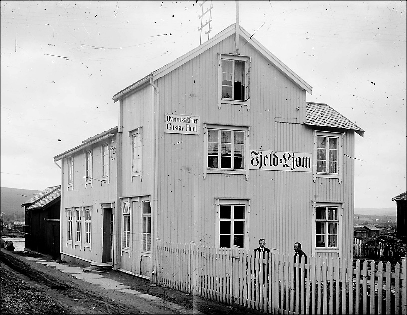Avishuset Fjeld-Ljom i 1917. Her ble avisen laget helt frem til midten av 1970-tallet. Nå er huset pressemuseum. Foto: Iv. Olsen, Rørosmuseets arkiv.